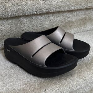 OOFOS Women's Black and Bronze Mules